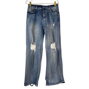 Light Wash Ripped Bell Bottom Jeans‎ Medium – (590)